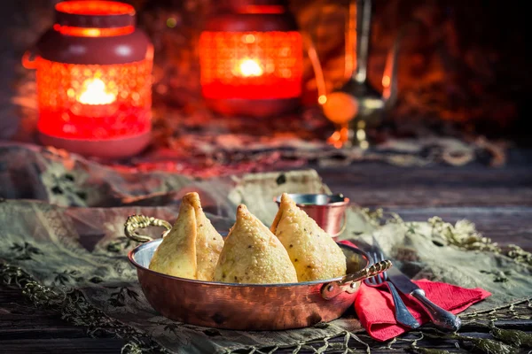 Gustosa samosa con verdure e carne — Foto Stock