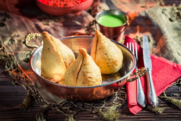 Delizioso samosa con tuffo — Foto Stock