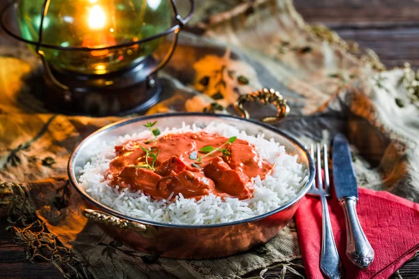 Saboroso tikka masala com arroz e frango em molho de tomate — Fotografia de Stock