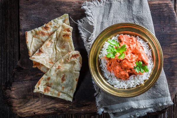 Индийская тикка масала с рисом и курицей в томатном соусе — стоковое фото