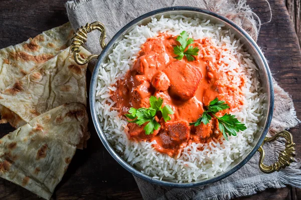 Indické tikka masala s rýží a rajskou omáčkou — Stock fotografie