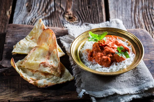 Indické tikka masala s rýží a omáčkou — Stock fotografie