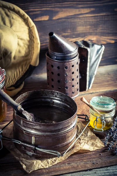 Utensilios apicultores viejos en mesa de madera vieja — Foto de Stock