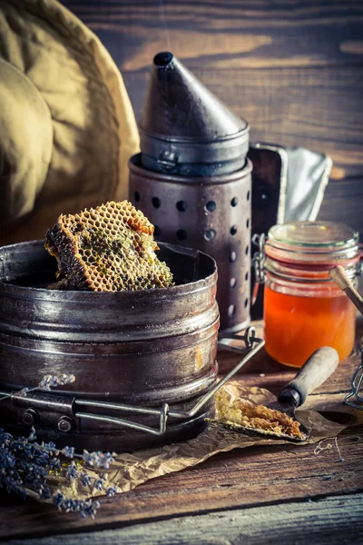 Outils de travail vintage pour l'apiculture — Photo