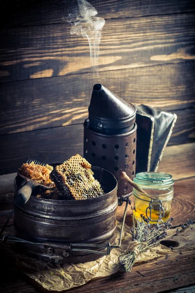 Herramientas apicultoras oxidadas en mesa de madera vieja — Foto de Stock