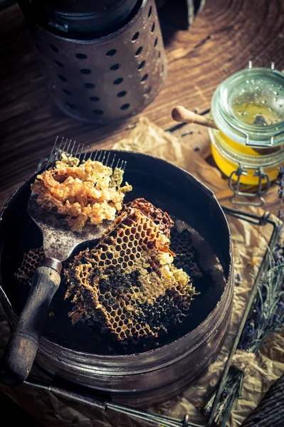 Antiguas herramientas de trabajo para la apicultura en taller —  Fotos de Stock