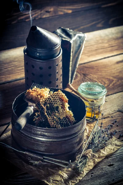 Staré nástroje práce včelaře v dílně — Stock fotografie