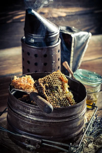 Vintage apicultor herramientas de trabajo en el taller —  Fotos de Stock