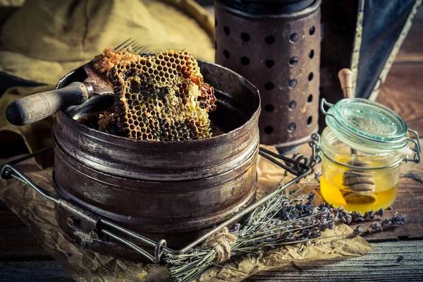 Vintage arbetsredskap för biodling i workshop — Stockfoto