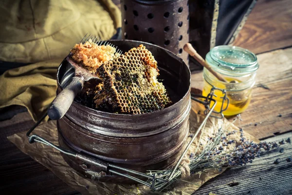 Вікові інструменти для бджільництва в майстерні — стокове фото
