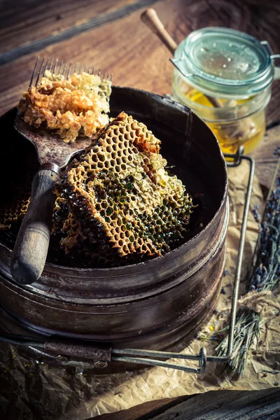Herramientas de trabajo de edad para la apicultura con miel —  Fotos de Stock