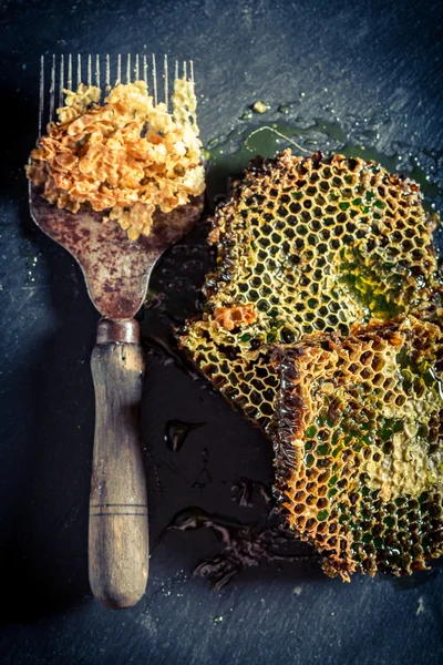 Herramientas antiguas para la apicultura en roca negra — Foto de Stock