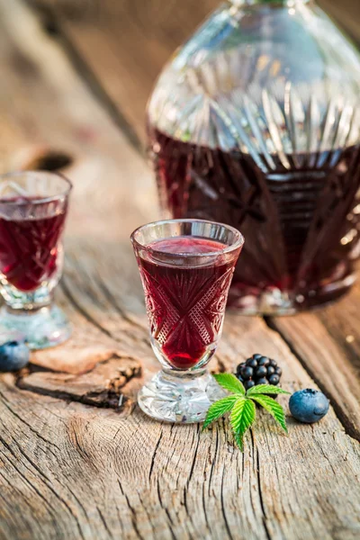 Gesunder Likör mit Beerenfrüchten und Alkohol — Stockfoto