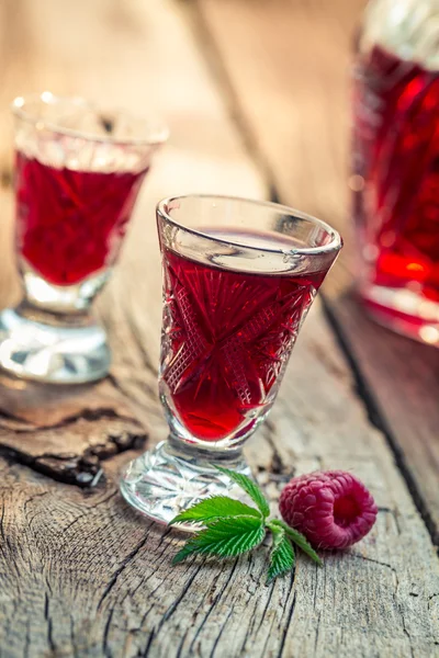 Liqueur fraîche avec alcool et framboises — Photo