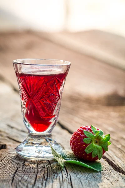 Homemade liqueur with strawberries and alcohol — Stock Photo, Image