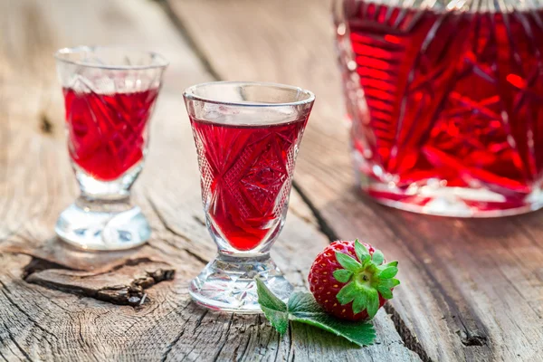 Frischer Likör mit Erdbeeren und Alkohol — Stockfoto