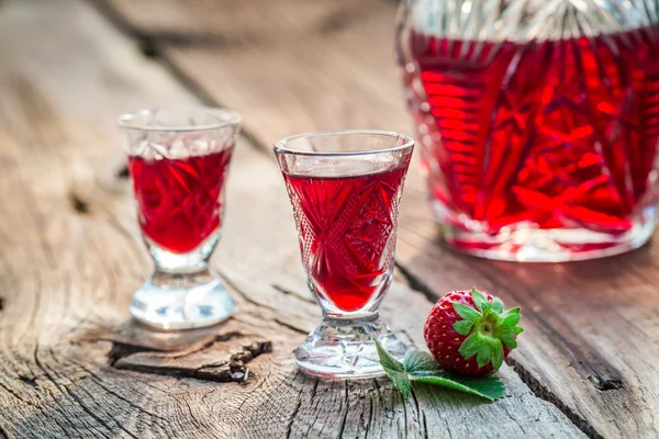 Sweet liqueur with strawberries and alcohol — Stock Photo, Image
