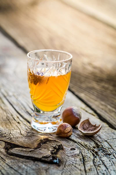 Köstlicher Likör mit Alkohol und Haselnüssen — Stockfoto