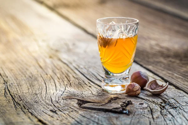 Vynikající likér s oříšky a alkohol — Stock fotografie