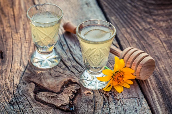 Lahodné domácí likér s alkoholem a medem — Stock fotografie