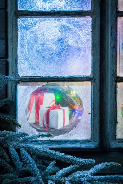 Vista dell'albero di Natale dalla finestra congelata di notte — Foto Stock