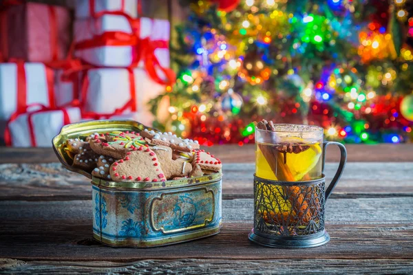 Freshly baked tea and gingerbread cookies at Christmas eve — Stock Photo, Image