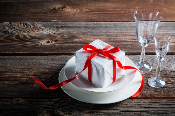 Beaux cadeaux sur assiette à la veille de Noël — Photo