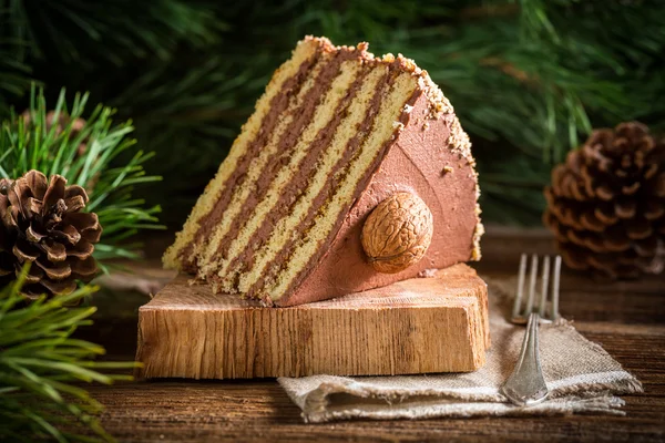 Pedazo de pastel de nuez en madera — Foto de Stock