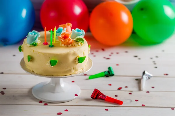 Beautiful birthday cake ready to party — Stock Photo, Image