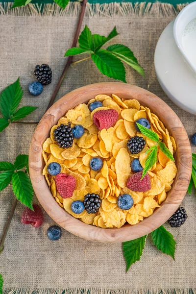 Leckere Cornflakes mit Milch und Beerenfrüchten — Stockfoto