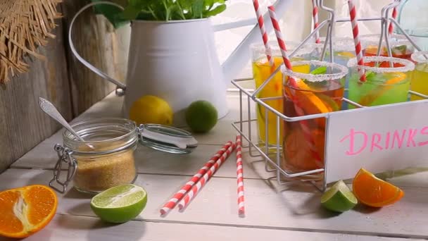 Fresh lemonade with fruit in sunny kitchen — Stock Video