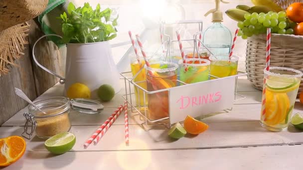 Limonata rinfrescante con frutta fresca in estate — Video Stock