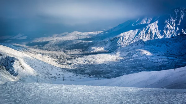 Panoramablick auf das verschneite Tal vom Kasprowy Wierch in der Tatra — Stockfoto