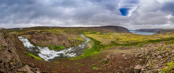 İzlanda'daki bir şelale giden Nehri Panoraması — Stok fotoğraf