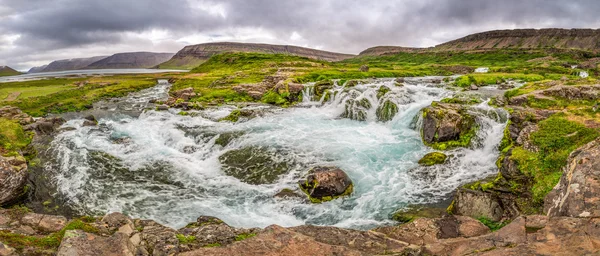 Panorama del río de montaña que desemboca en el lago de Islandia —  Fotos de Stock