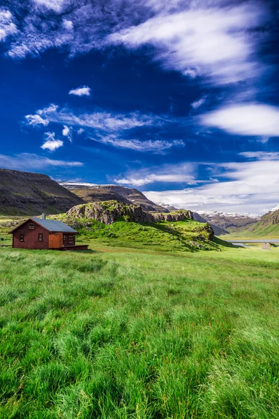 Kleines Ferienhaus in den Bergen, Island — Stockfoto