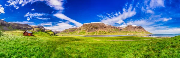 Panorama de montagnes avec petit chalet, Islande — Photo