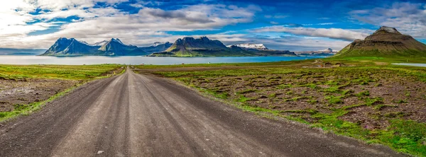 Panorama de picos de montanha e fiordes na Islândia — Fotografia de Stock