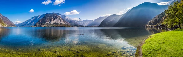 Panoráma, kristálytiszta hegyi tó az Alpok — Stock Fotó