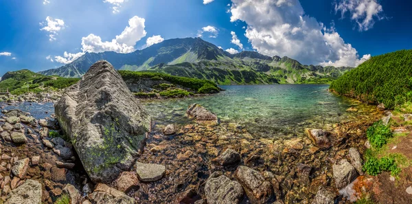 Panorama da bela lagoa nas Montanhas Tatra — Fotografia de Stock