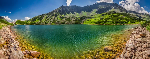 Panorama de lagoa cristalina nas Montanhas Tatra — Fotografia de Stock