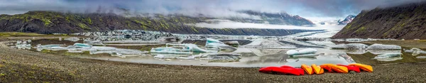 Panorama do glaciar Vatnajokull e lago ao nascer do sol na Islândia — Fotografia de Stock