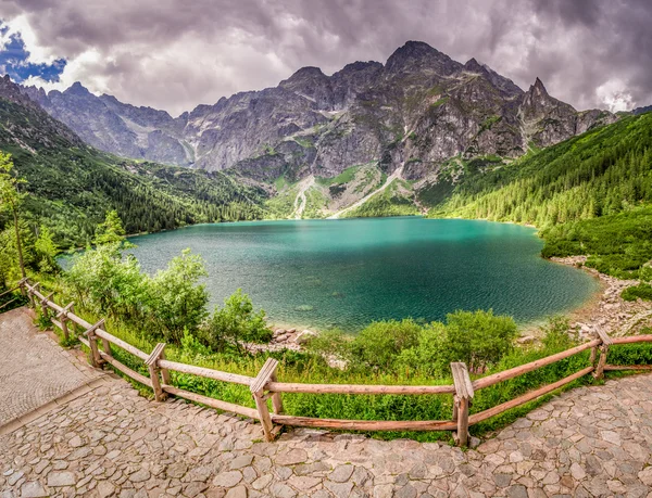 Lagoa cristalina no meio das montanhas — Fotografia de Stock