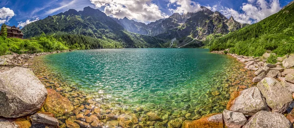 Panorama del lago en medio de las montañas Tatra al amanecer —  Fotos de Stock