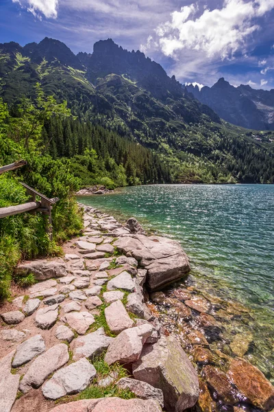 Lake in het midden van de bergen bij zonsopgang — Stockfoto