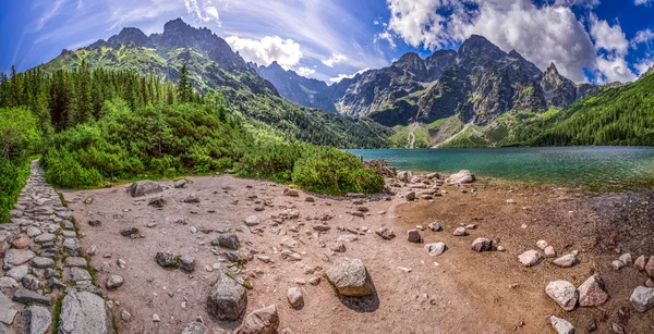Panorama de belo lago nas montanhas no verão — Fotografia de Stock
