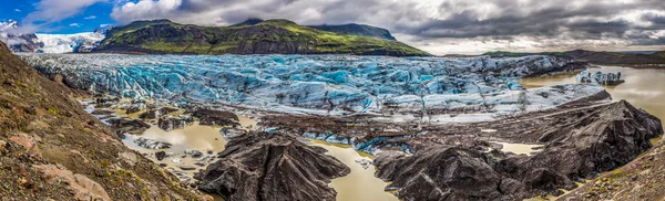 Panorama de enorme geleira Vatnajokull e montanhas na Islândia — Fotografia de Stock