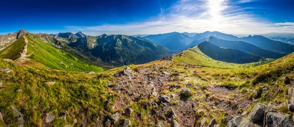 美丽的日落在波兰山脉的全景 — 图库照片