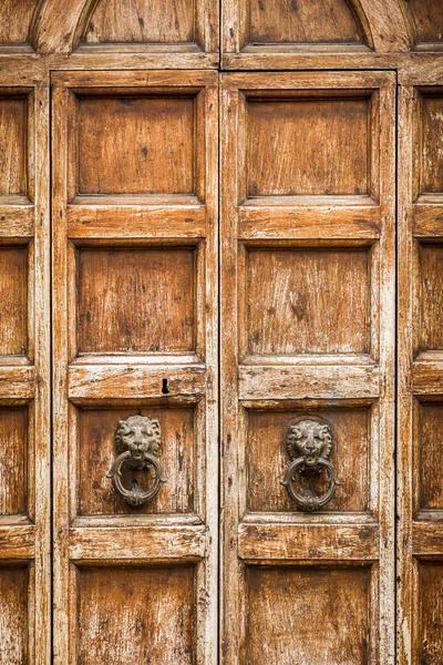 Stare drewniane drzwi z kołatki jako tło — Zdjęcie stockowe