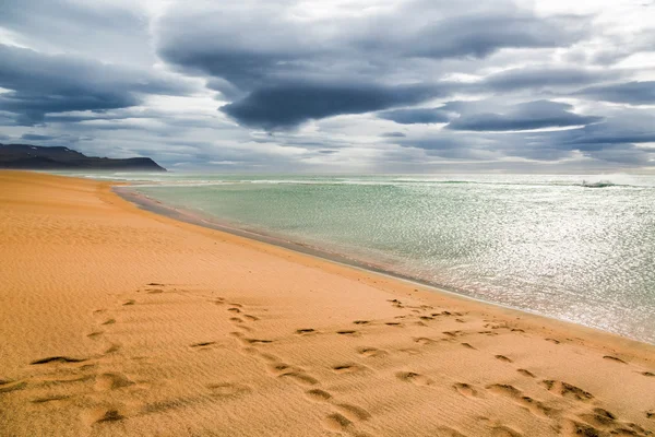 Footprints on the beach by the Arctic sea in Iceland — Stock Photo, Image